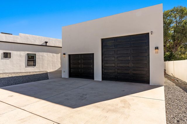 328 Camino Siete Road SW, Albuquerque, NM 87105