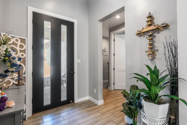 328 Camino Siete Road SW, Albuquerque, NM 87105