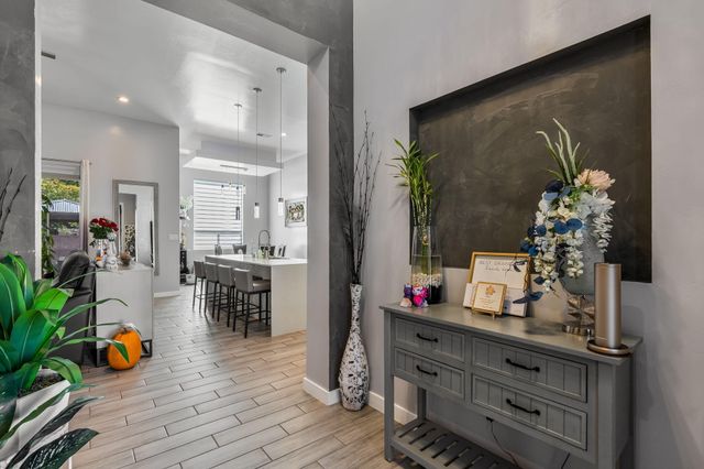 328 Camino Siete Road SW, Albuquerque, NM 87105