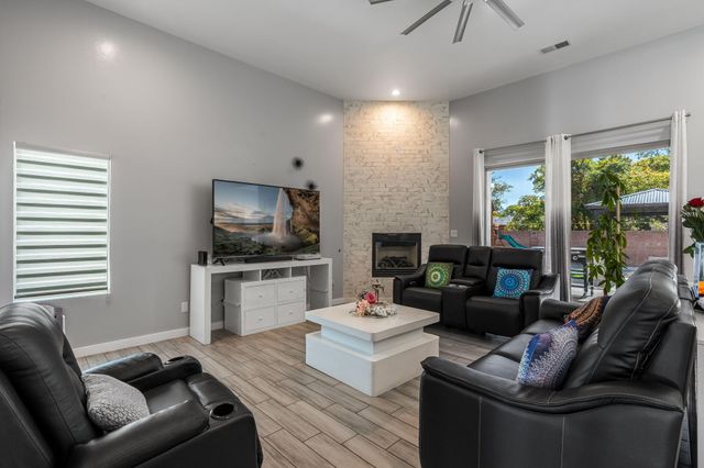 328 Camino Siete Road SW, Albuquerque, NM 87105