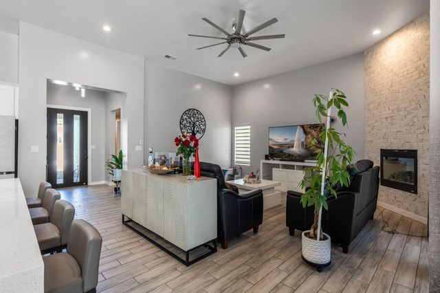 328 Camino Siete Road SW, Albuquerque, NM 87105