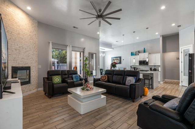 328 Camino Siete Road SW, Albuquerque, NM 87105