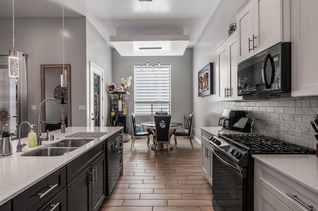 328 Camino Siete Road SW, Albuquerque, NM 87105