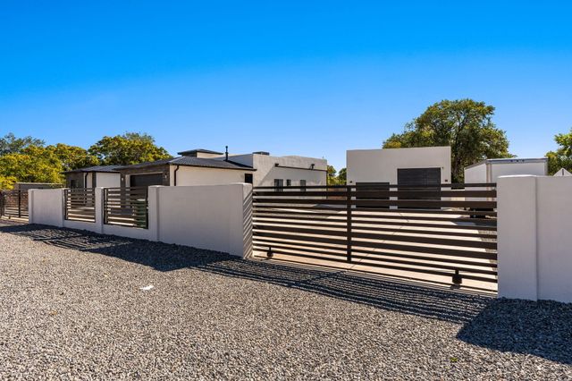 328 Camino Siete Road SW, Albuquerque, NM 87105