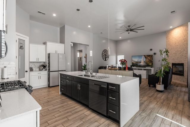 328 Camino Siete Road SW, Albuquerque, NM 87105