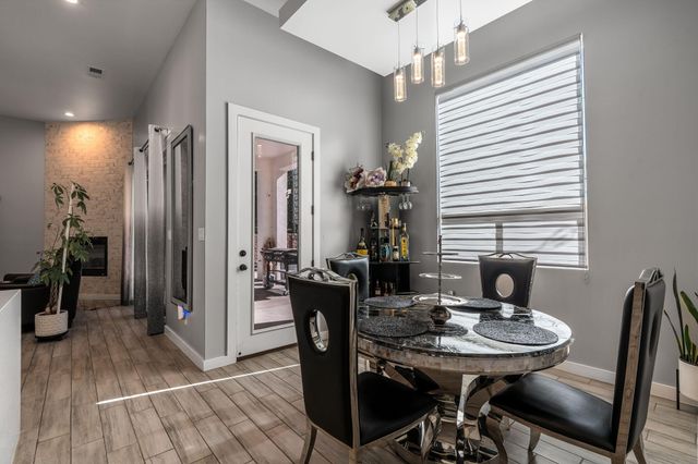 328 Camino Siete Road SW, Albuquerque, NM 87105