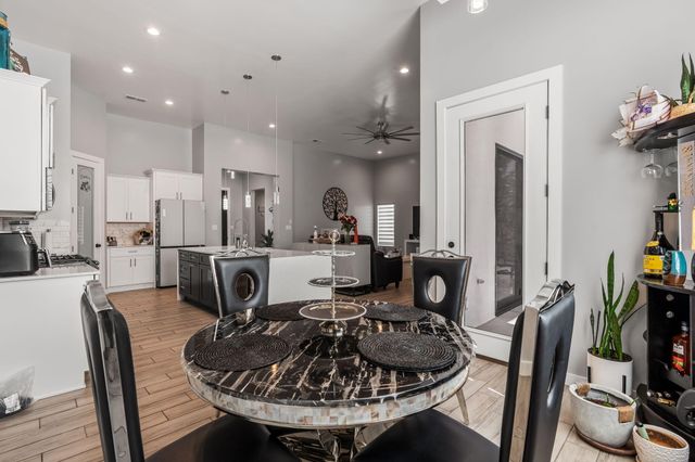 328 Camino Siete Road SW, Albuquerque, NM 87105