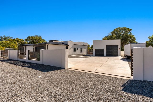 328 Camino Siete Road SW, Albuquerque, NM 87105