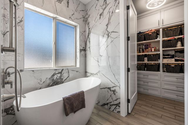 328 Camino Siete Road SW, Albuquerque, NM 87105