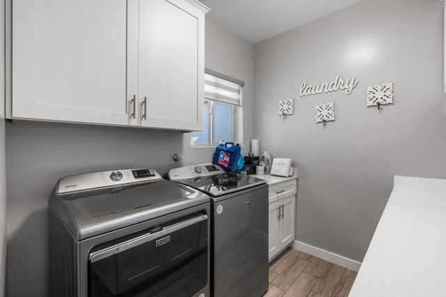 328 Camino Siete Road SW, Albuquerque, NM 87105