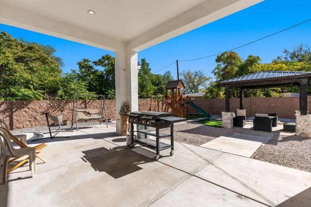 328 Camino Siete Road SW, Albuquerque, NM 87105