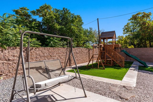 328 Camino Siete Road SW, Albuquerque, NM 87105