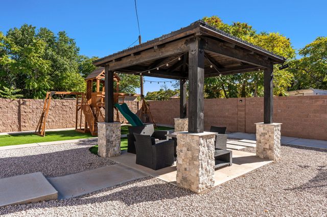 328 Camino Siete Road SW, Albuquerque, NM 87105