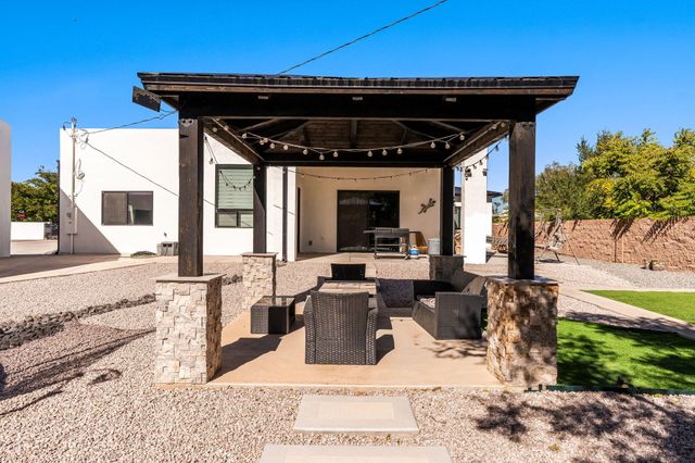 328 Camino Siete Road SW, Albuquerque, NM 87105