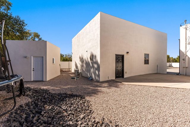 328 Camino Siete Road SW, Albuquerque, NM 87105