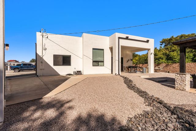 328 Camino Siete Road SW, Albuquerque, NM 87105