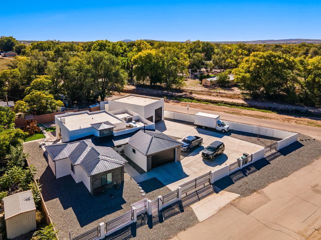 328 Camino Siete Road SW, Albuquerque, NM 87105