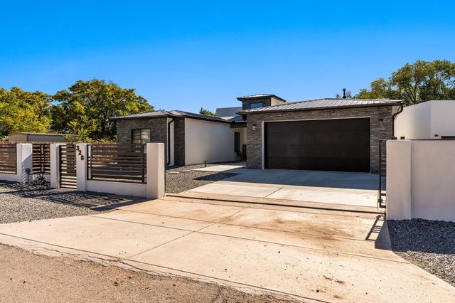 328 Camino Siete Road SW, Albuquerque, NM 87105