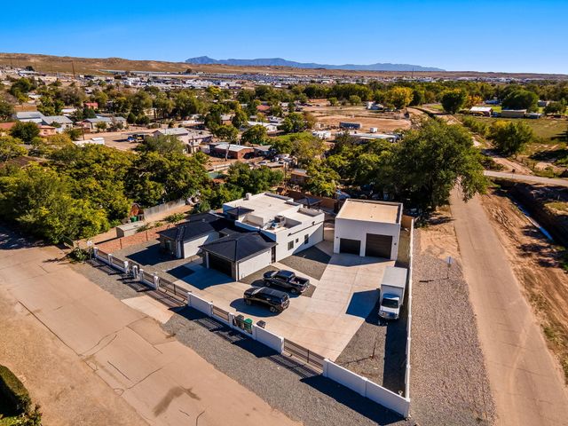 328 Camino Siete Road SW, Albuquerque, NM 87105