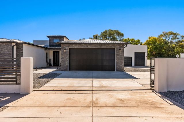 328 Camino Siete Road SW, Albuquerque, NM 87105