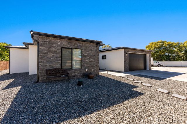 328 Camino Siete Road SW, Albuquerque, NM 87105