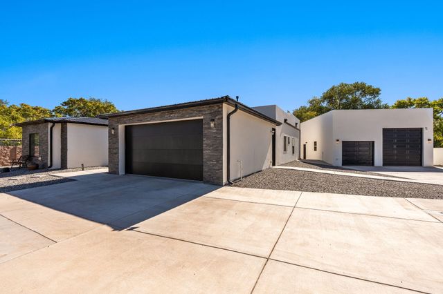 328 Camino Siete Road SW, Albuquerque, NM 87105