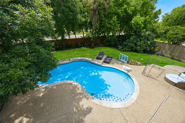 7610 Guinevere Drive, Sugar Land, TX 77479