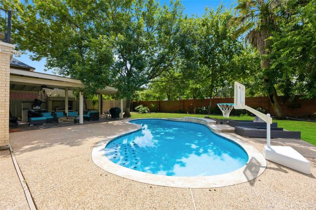 7610 Guinevere Drive, Sugar Land, TX 77479
