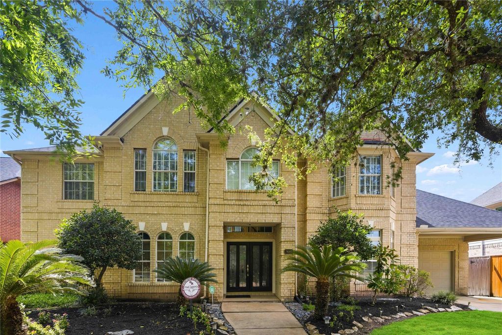 7610 Guinevere Drive, Sugar Land, TX 77479