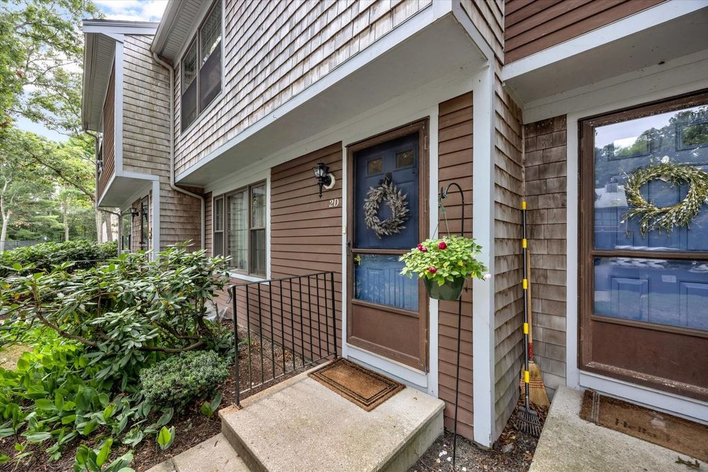 195 Falmouth Rd 2D, Mashpee, MA 02649