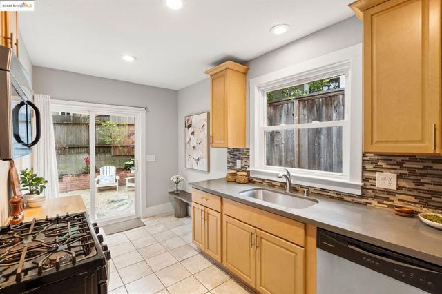 1006 Glendora Ave, Oakland, CA 94602