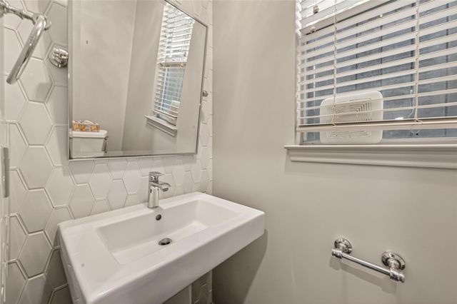 1212 W Alabama Street, Houston, TX 77006