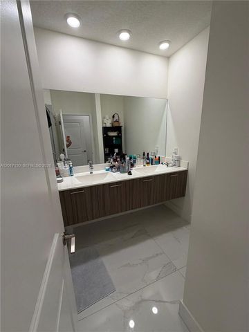 6453 NW 102nd Path 108, Doral, FL 33178