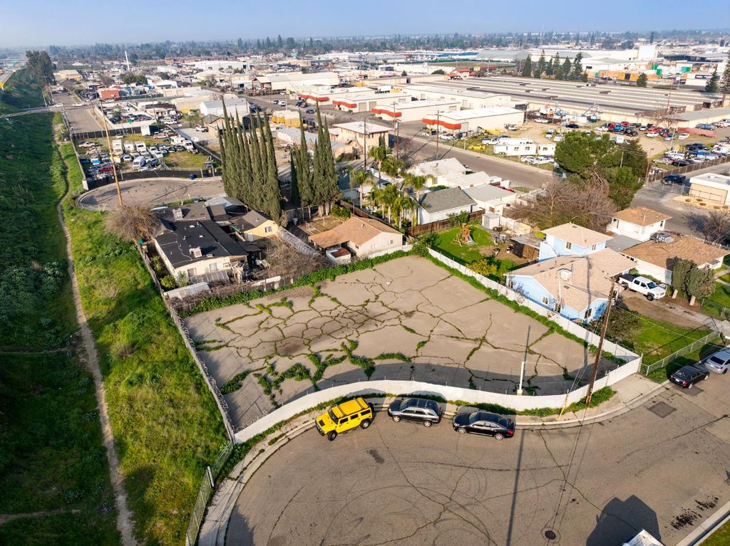 Image 12 of property listing at 4531 E Hammond Avenue, Fresno, CA 93703