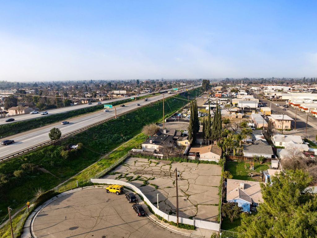 Image 3 of property listing at 4531 E Hammond Avenue, Fresno, CA 93703