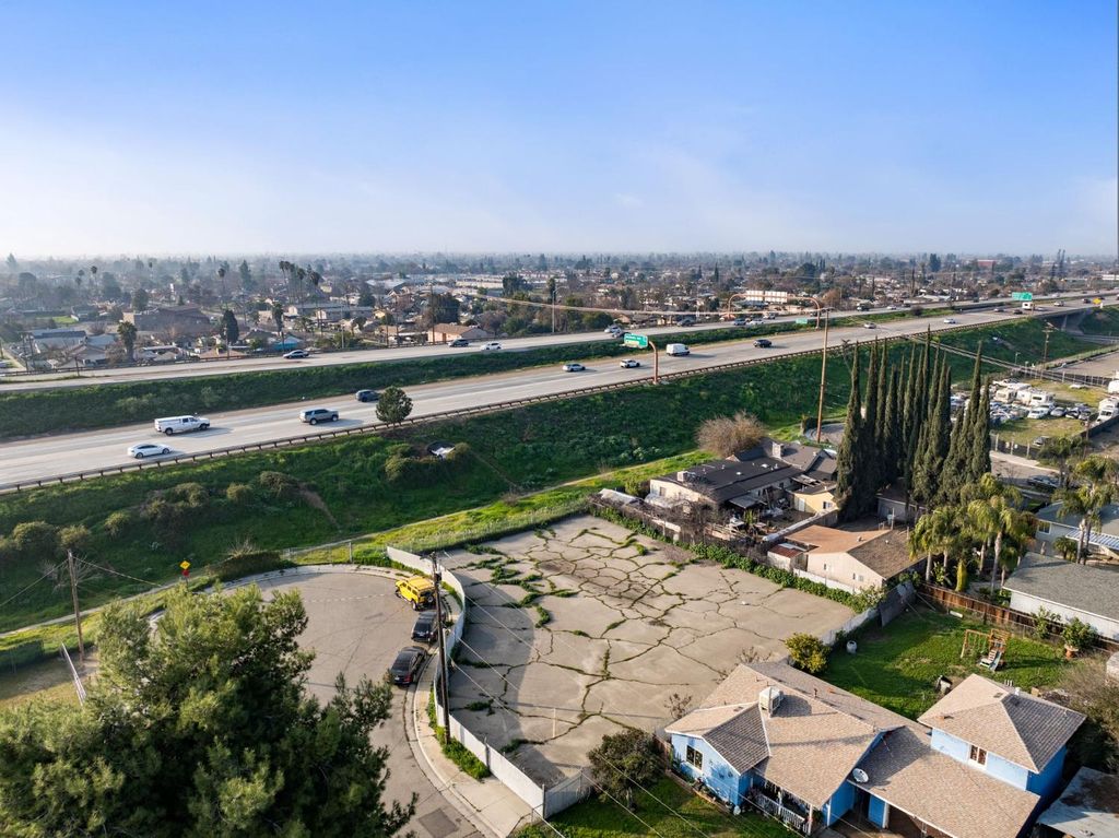 Image 4 of property listing at 4531 E Hammond Avenue, Fresno, CA 93703