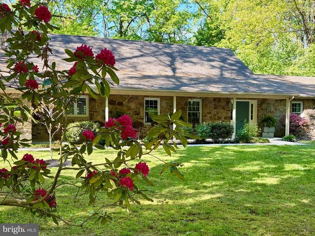 1701 OAKWOOD DR, Hanover, PA 17331