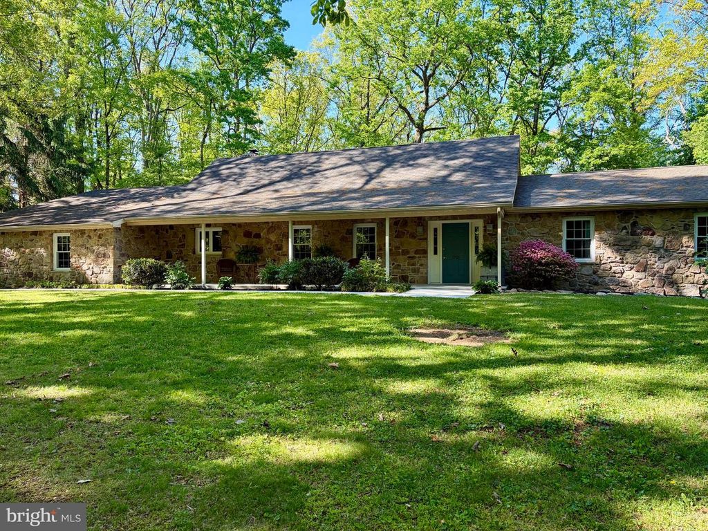 1701 OAKWOOD DR, Hanover, PA 17331