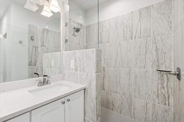 18812 Nicklaus DR, Point Venture, TX 78645