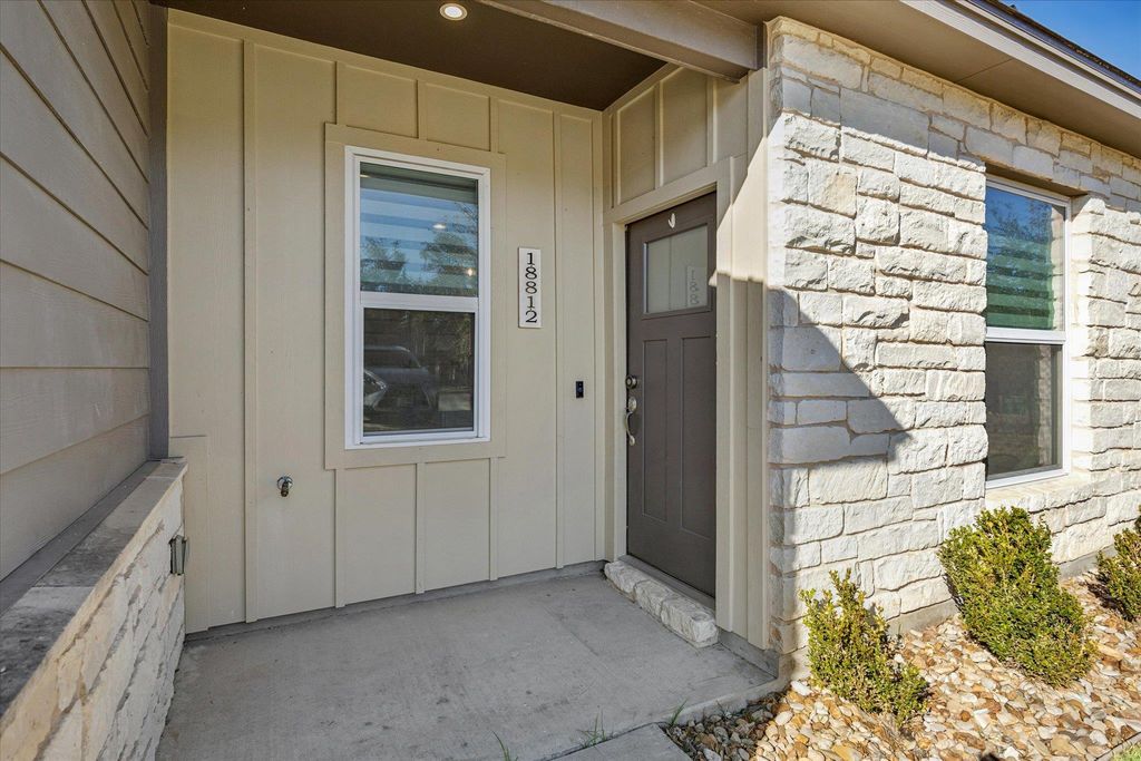 18812 Nicklaus DR, Point Venture, TX 78645