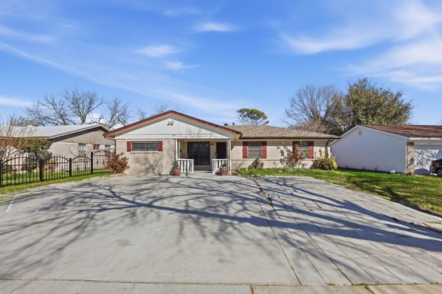 242 W Cober Drive, Grand Prairie, TX 75051