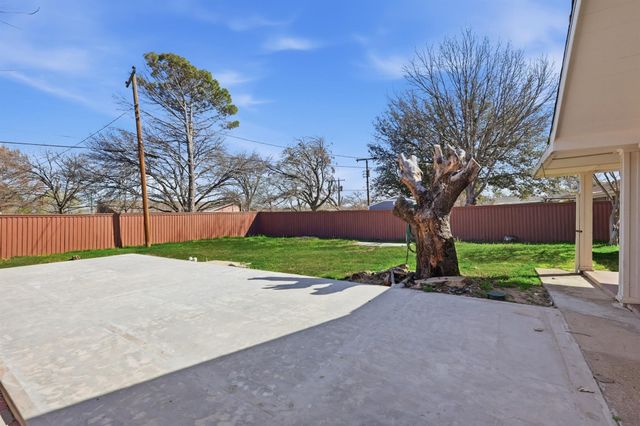 242 W Cober Drive, Grand Prairie, TX 75051