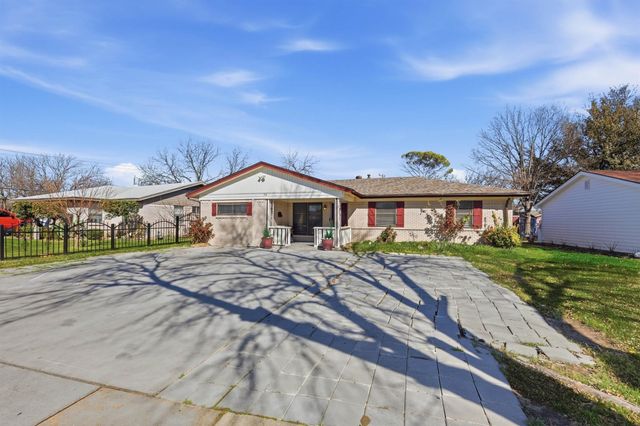 242 W Cober Drive, Grand Prairie, TX 75051