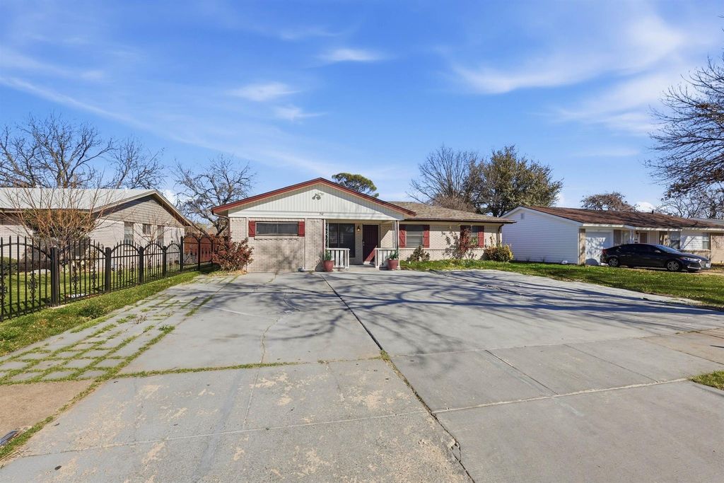 242 W Cober Drive, Grand Prairie, TX 75051