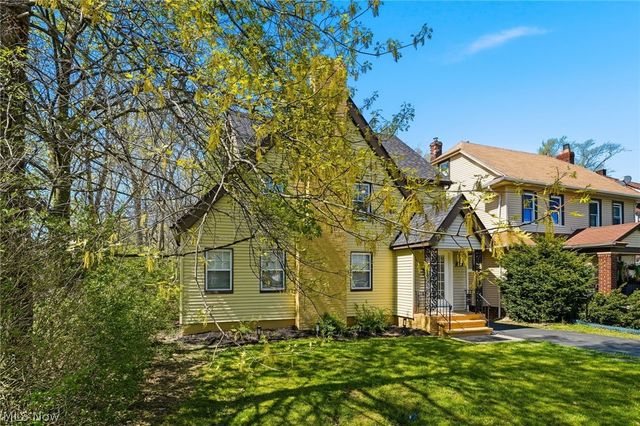 1068 Nela View Road, Cleveland Heights, OH 44112