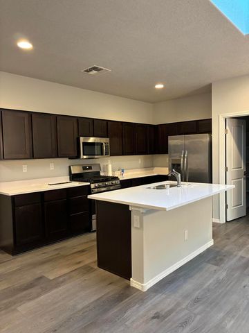 6121 Strand Loop SE, Albuquerque, NM 87106