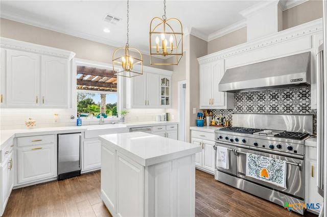 306 Creekridge Drive, Victoria, TX 77904