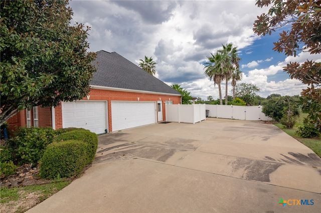 306 Creekridge Drive, Victoria, TX 77904