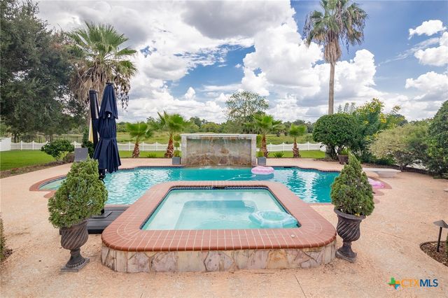 306 Creekridge Drive, Victoria, TX 77904