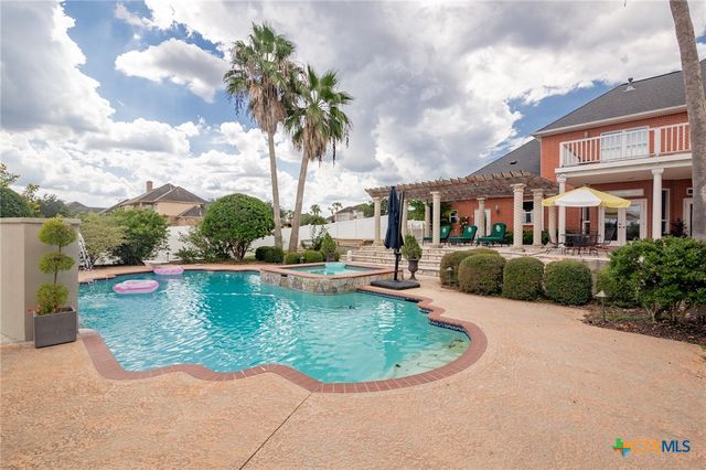 306 Creekridge Drive, Victoria, TX 77904